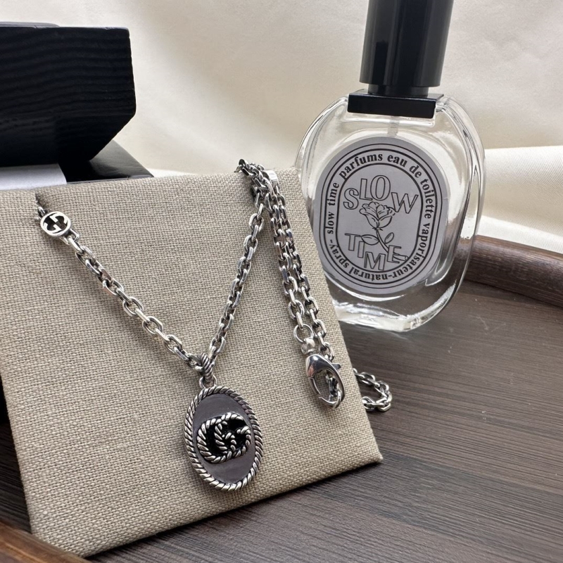 G*u*i necklaces